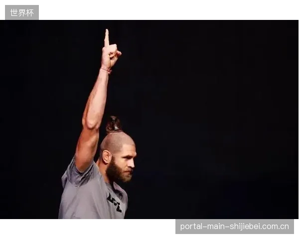 乌尔伯格在UFC 327上演惊天逆转，克服腿部重伤KO吉里·普罗哈兹卡，加冕新任轻重量级冠军。